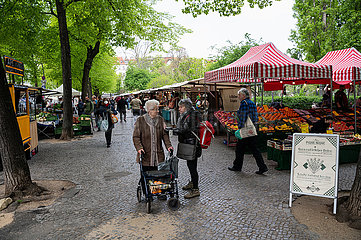 Berlin  Deutschland  Menschen kaufen auf dem Wochenmarkt am Boxhagener Platz in Friedrichshain ein