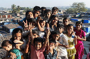 Mumbai  Indien  Kinder in einer Barackensiedlung in Shivaji Nagar nahe dem internationalen Flughafen Chhatrapati Shivaji Maharaj