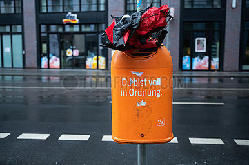 Berlin  Deutschland  Kaputter Regenschirm steckt in einem uebervollen Muelleimer am Strassenrand