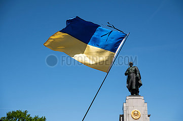 Berlin  Deutschland  Eine ukrainische Fahne weht am Sowjetischen Ehrenmal bei der Gedenkveranstaltung zum 8. Mai