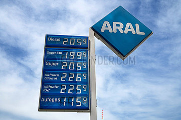 Berlin  Deutschland  Preistafel zeigt gestiegene Kraftstoffpreise an einer ARAL-Tankstelle in Mitte an