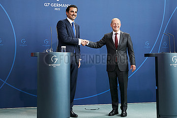 Berlin  Deutschland - Der Emir von Katar Tamim bin Hamad Al Thani und Bundeskanzler Olaf Scholz.