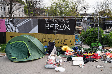 Berlin  Deutschland  Zelt eines Obdachlosen neben Abfaellen an der Warschauer Strasse in Friedrichshain