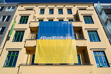 Berlin  Deutschland  Bundesgeschaeftsstelle von Buendnis 90 Die Gruenen mit Transparent fuer Solidaritaet mit Ukraine