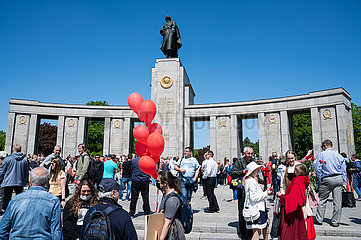 Berlin  Deutschland  Pro-russische Versammlung in Tiergarten zum 77. Jahrestag des 9. Mai am Tag der russischen Befreiung