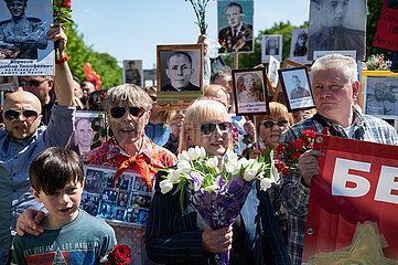 Berlin  Deutschland  Pro-russische Versammlung in Tiergarten zum 77. Jahrestag des 9. Mai am Tag der russischen Befreiung