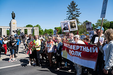 Berlin  Deutschland  Pro-russische Versammlung in Tiergarten zum 77. Jahrestag des 9.Mai am Tag der russischen Befreiung
