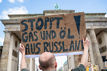 Berlin  Deutschland  Mann protestiert fuer russisches Gas- und Oel-Embargo auf einer Demonstration unter dem Motto March with Ukraine!