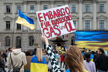 Berlin  Deutschland  Frau protestiert fuer Gas- und Oel-Embargo auf einer Demonstration unter dem Motto Stand with Ukraine