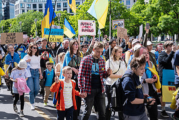 Berlin  Deutschland  Demonstration unter dem Motto March with Ukraine! im Bezirk Mitte
