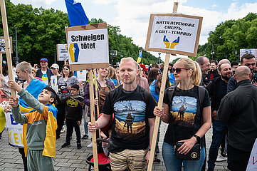 Berlin  Deutschland  Demonstration unter dem Motto March with Ukraine! vor dem Brandenburger Tor
