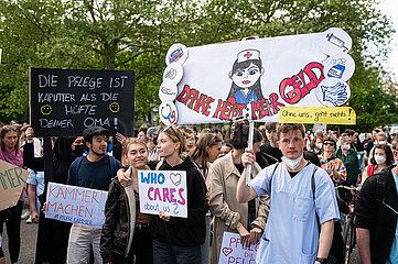 Berlin  Deutschland  Demonstration Walk of Care des Pflegepersonals am internationalen Tag der Pflegenden