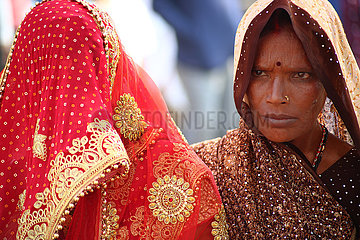 Indien  Uttar Pradesh  Varanasi  Banaras  Porträt einer jungen verschleierten Braut neben einer anderen Frau  einem Mitglied ihrer Familie