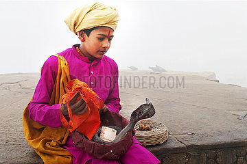 Indien  Uttar Pradesh  Benares (Varanasi) Porträt eines jungen Schlangenzaubers auf der Stadt Ghats