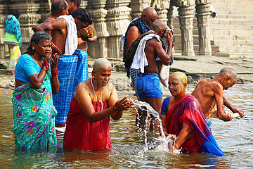 India  Uttar Pradesh  Benares (Varanasi). Ablutions and Hindu religious rituals on the banks of the Ganges river