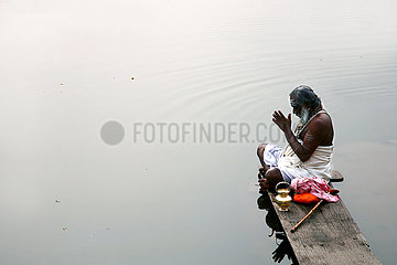 Indien  Uttar Pradesh  Benares (Varanasi). Waschungen und hinduistische religiöse Rituale am Ufer des Ganges Fluss
