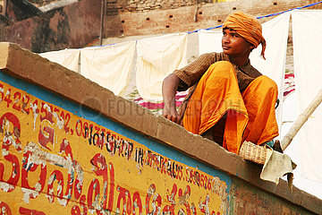 Indien  Uttar Pradesh  Benares (Varanasi) Porträt eines jungen Schlangenzaubers auf der Stadt Ghats