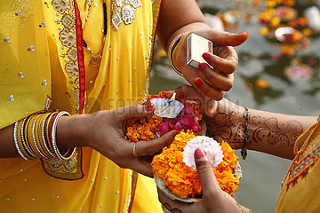 Indien  Uttar Pradesh  Varanasi  Banaras  hinduistische religiöse Rituale von Opfergaben an die Götter. Detail