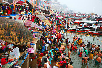 Indien  Uttar Pradesh  Varanasi  Banaras  Waschungen und hinduistische religiöse Rituale am Ufer des Ganges