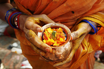 Indien  Uttar Pradesh  Varanasi  Banaras  hinduistische religiöse Rituale von Opfergaben an die Götter. Detail