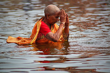 Indien  Uttar Pradesh  Benares (Varanasi). Waschungen und hinduistische religiöse Rituale am Ufer des Ganges Fluss
