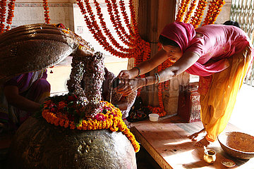 Indien  Uttar Pradesh  Varanasi  Banaras  hinduistische Andachten in einem Tempel in der Heiligen Stadt Benares
