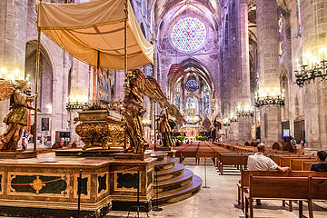 Spanien  Majorca Island. Die Kathedrale von Santa Maria in Palma de Mallorca (13. Jahrhundert)  die Ende des 19. Jahrhunderts von Antoni Gaudi rehabilitiert wurde
