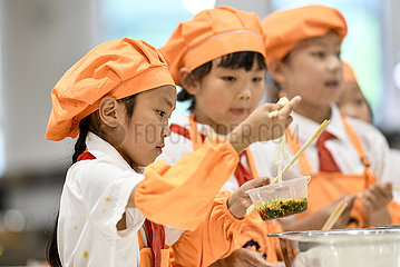 China-Chongqing-Noodles machen Klassenkinder (CN)