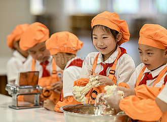 China-Chongqing-Noodles machen Klassenkinder (CN)
