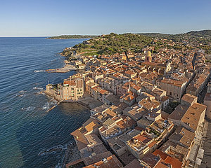 France. Provence. Var (83) Saint-Tropez. Aerial view of the historic center  from the North West. In the foreground  the district of La Ponche (and its small beach)  the oldest in the village. In the background on the right  the Church of Our Lady of the Assumption. In the background on the left  the Baie des Canebiers