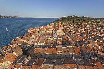 France. Provence. Var (83) Saint-Tropez. Aerial view of the historic center  from the North West. In the foreground  the district of La Ponche (and its small beach)  the oldest in the village. In the background  the Church of Our Lady of the Assumption. In the background on the left  the Gulf of Saint Tropez and the Var coast