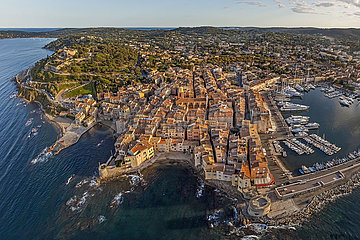 France. Provence. Var (83) Saint-Tropez. Aerial view of the historic center  from the North West. In the foreground  the district of La Ponche (and its small beach)  the oldest in the village. In the background  the Church of Our Lady of the Assumption. In the background on the right  the Place des Lices