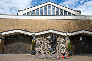 Deutschland  Hannover - Gebauede der Polnischen Katholischen Mission  mittig Skulptur von Papst Johannes Paul II