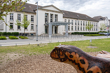 Deutschland  Hannover - Niedersaechsische Staatskanzlei  Sitz der Landesregierung und Modell eines Dinosauriers des Landesmuseum Hannover gegenueber