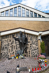 Deutschland  Hannover - Gebauede der Polnischen Katholischen Mission  mittig Skulptur von Papst Johannes Paul II