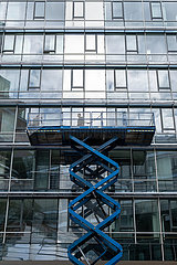 Deutschland  Hannover - Zentrale Nord LB  Norddeutsche Landesbank - Girozentrale  Fensterputzer auf Hebekran