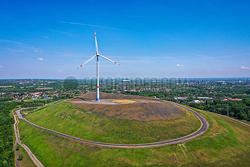 Windrad auf der Mottbruchhalde  Gladbeck  Ruhrgebiet  Nordrhein-Westfalen  Deutschland  Europa