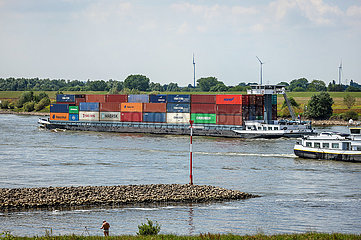 Containerschiff auf dem Rhein  Dinslaken  Nordrhein-Westfalen  Deutschland