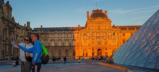 Frankreich. Paris (75) Das Louvre -Museum mit dem Sully -Pavillon und der Pyramide aus dem Cour Napoleon Frankreich. Paris (75) Das Louvre -Museum mit dem Sully -Pavillon und der Pyramide aus dem Cour Napoleon