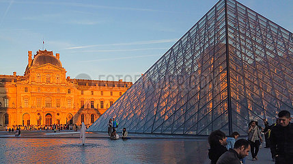 Frankreich. Paris (75) Das Louvre -Museum mit dem Sully -Pavillon und der Pyramide aus dem Cour Napoleon