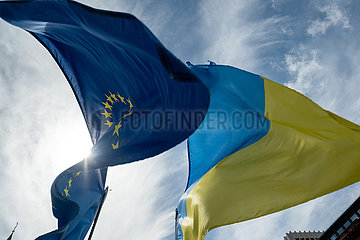 Deutschland  Bremen - EU-Flagge und Ukrainische Flagge bei einer Demonstration