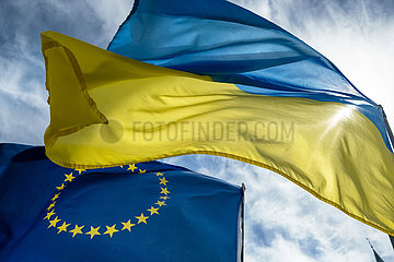 Deutschland  Bremen - EU-Flagge und Ukrainische Flagge bei einer Demonstration