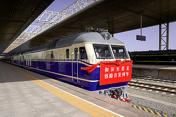 Xinhua Headlines: China inaugurates world's first desert rail loop in Xinjiang