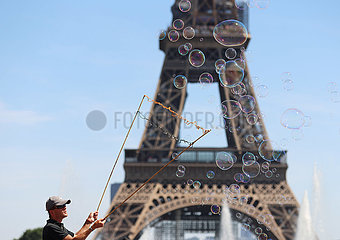 FRANCE-PARIS-EIFFEL TOWER-SOAP BUBBLES