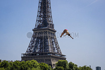 Frankreich. Paris (75) (16. Arrdt.) Aus Quai Debilly  Right Bank of the Seine  gegenüber dem Eiffelturm  Red Bull Cliff Diving (hochfliegender Tauchwettbewerb - 27m für Männer und 21m für Frauen)  Zwischenstopp in Paris  Juni  Juni  Juni 17 und 18  2022