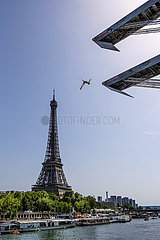 Frankreich. Paris (75) (16. Arrdt.) Aus Quai Debilly  Right Bank of the Seine  gegenüber dem Eiffelturm  Red Bull Cliff Diving (hochfliegender Tauchwettbewerb - 27m für Männer und 21m für Frauen)  Zwischenstopp in Paris  Juni  Juni  Juni 17 und 18  2022