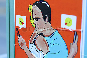 Frankenstein starrt auf Smartphone