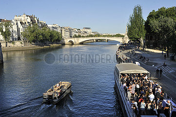 FRANCE. PARIS (75) ALONG THE QUAYS OF THE SEINE  A RECEPTION ON A BOAT