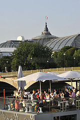 FRANCE. PARIS (75) 7TH ARR. THE BANKS OF THE SEINE. THE PORT OF THE BIG CAILLOU. THE FLUCTUART URBAN ART CENTER WITH A RESTAURANT ON ITS TERRACE