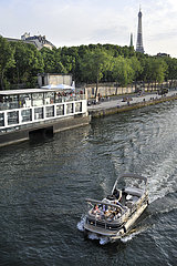 FRANCE. PARIS (75) 7TH ARR. THE BANKS OF THE SEINE. THE PORT OF THE BIG CAILLOU. THE FLUCTUART URBAN ART CENTER WITH A RESTAURANT ON ITS TERRACE